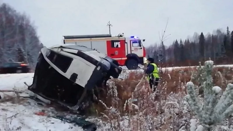 Пассажирский автобус перевернулся на Серовском тракте: один человек погиб, 8 находятся в больнице