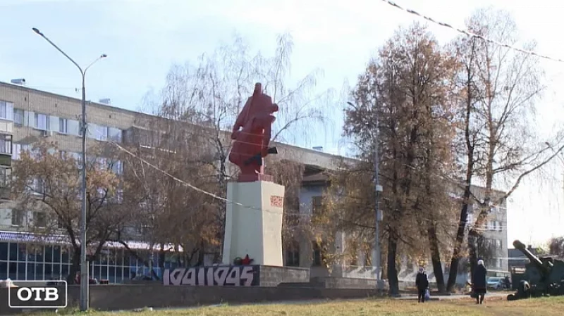 Укатали монумент: на Урале 12-летние школьники превратили парк Победы в скейт-площадку