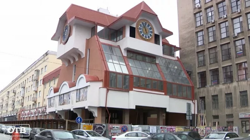 Фасад Театра кукол в Екатеринбурге украсил уникальный кинетический театр