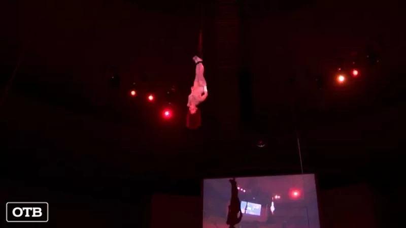 Цирк наизнанку: художники биеннале поставили перформанс на высоте птичьего полета