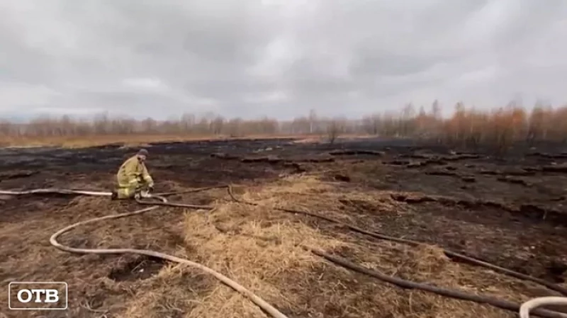 Тлеющий торфяник на юго-западе Екатеринбурга продолжают заливать водой