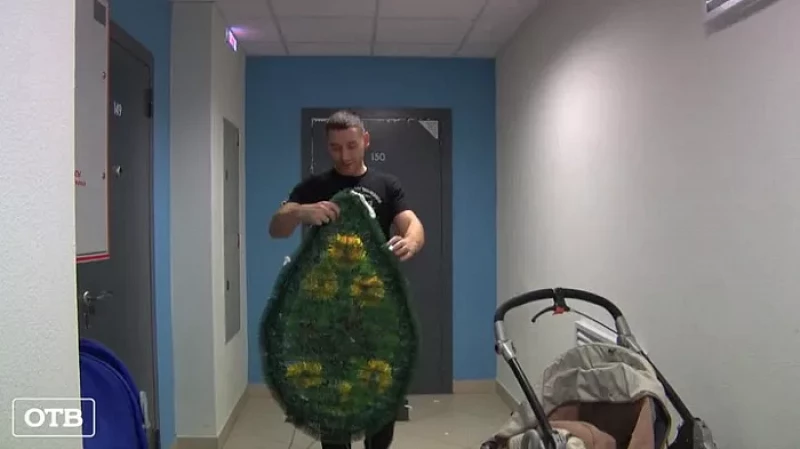 Коллекторы ошиблись адресом должника и украсили венком чужую квартиру