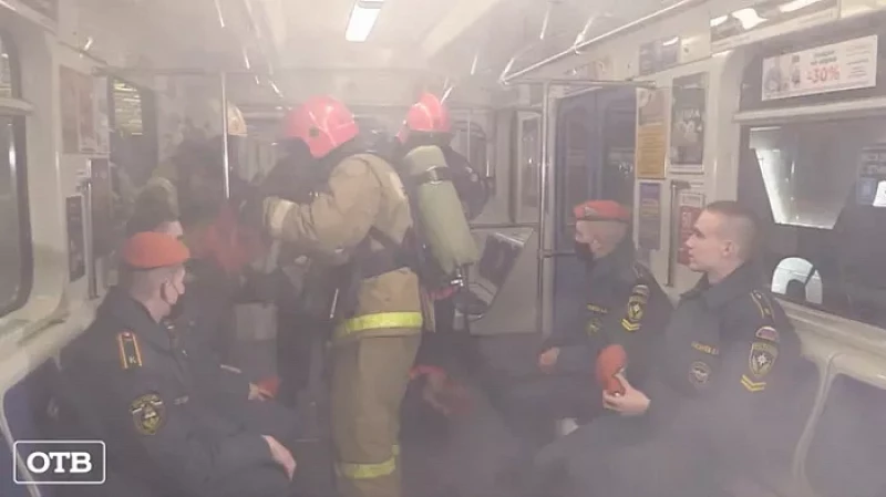 Пожарные потушили «горящий» вагон на станции метро в Екатеринбурге