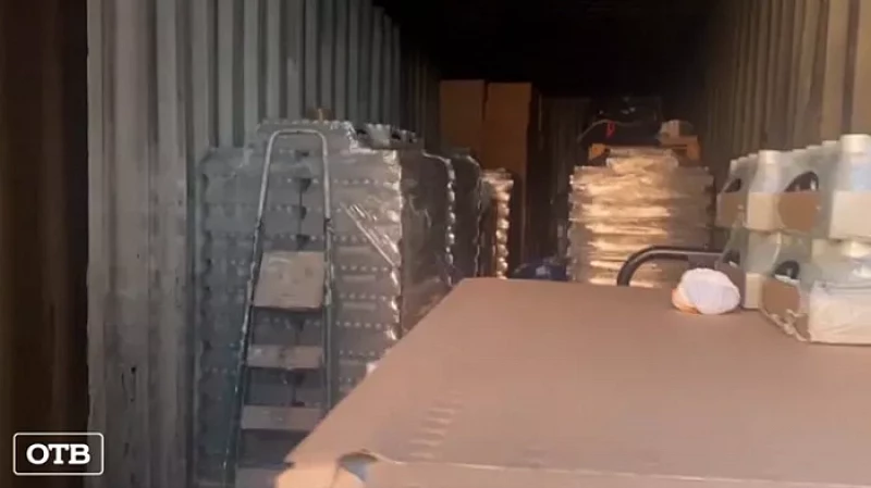 В Екатеринбурге на складе обнаружили 73 тыс. бутылок контрафактного алкоголя из Ижевска