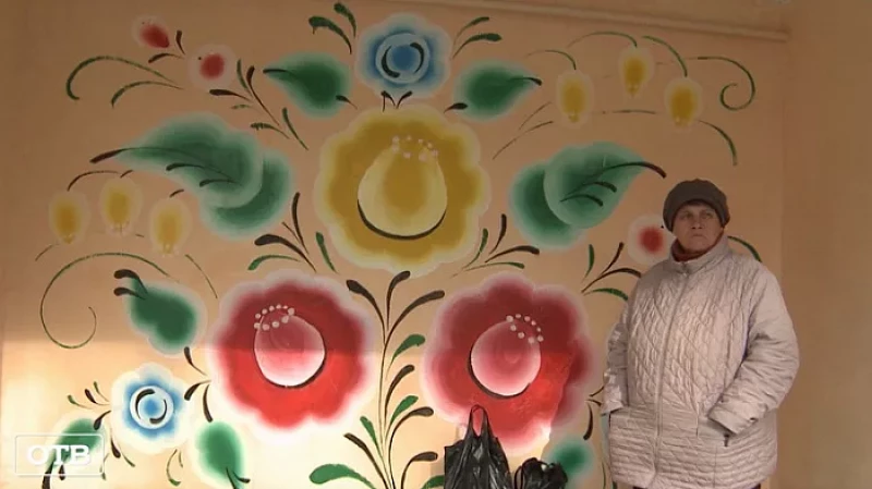 Юные художницы раскрасили автобусную остановку наивной росписью