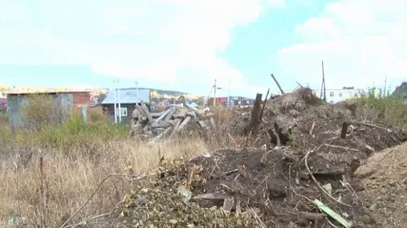 Жители Ельничного остались без единственной пешеходной дороги