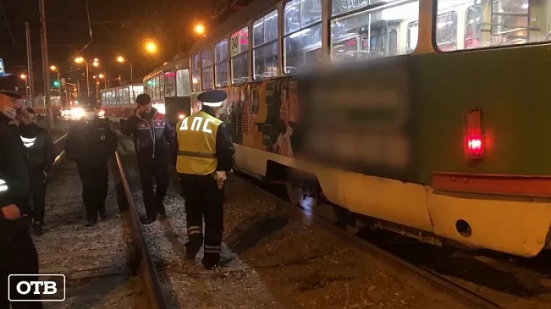 Разрезал пополам: в Екатеринбурге девушка-подросток погибла под колёсами трамвая