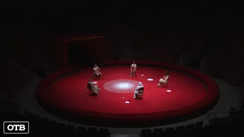 На манеже Екатеринбургского цирка теперь вяжут ажурные салфетки