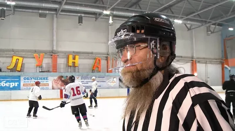 Судья от бога: настоятель уральского храма стал хоккейным арбитром