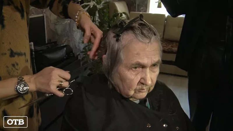 Парикмахеры-волонтеры выезжают на дом к маломобильным пенсионерам Екатеринбурга