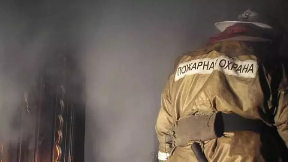 В Тюмени на крыше высотки произошёл сильный пожар, эвакуированы более 60 человек