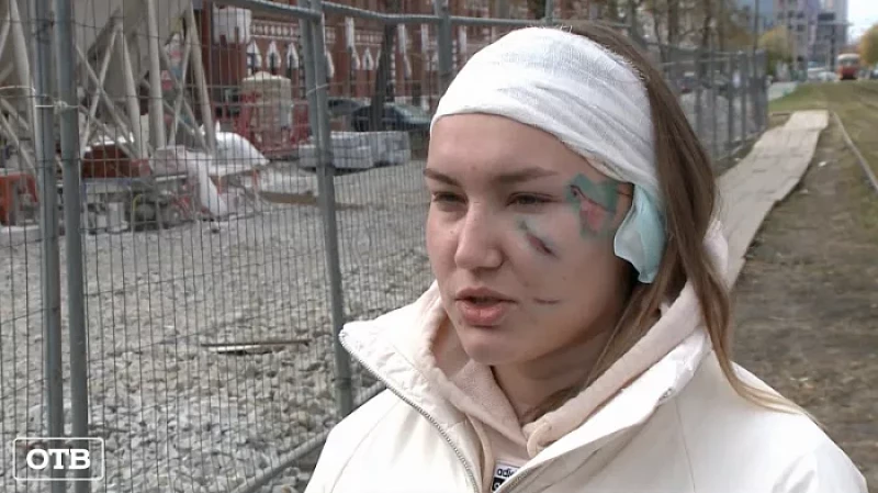 На жительницу Екатеринбурга во время прогулки упал строительный забор