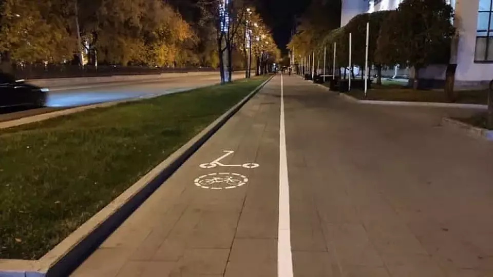 Под самое закрытие сезона в Екатеринбурге сделали разметку для самокатов