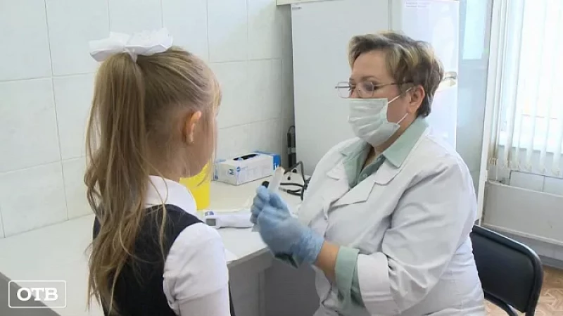 Свердловские школьники получат справки после ковидного карантина по месту учебы