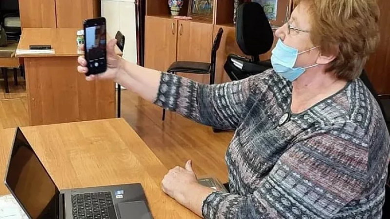 Пенсионерке из Екатеринбурга подарили ноутбук после «прямой линии» с губернатором Куйвашевым