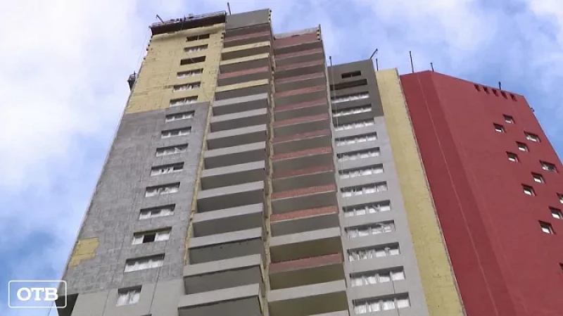 В Екатеринбурге строители многоэтажки уронили утеплитель на припаркованный автомобиль