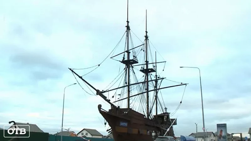 На Урале гигантский корабль превратили в избирательный участок