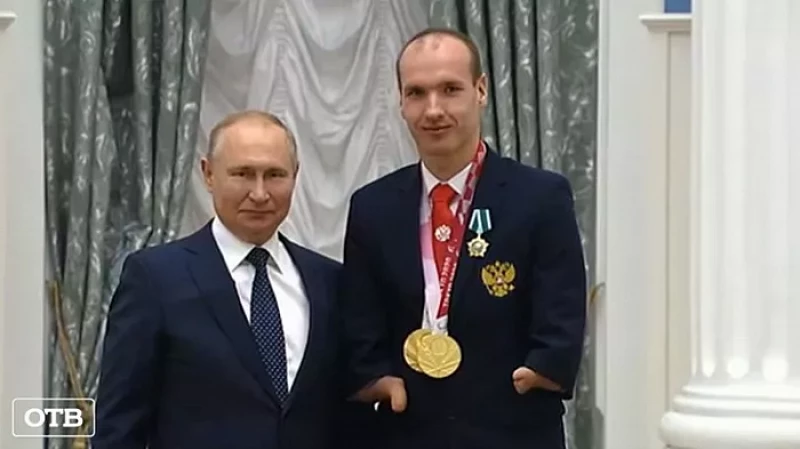 Владимир Путин наградил орденом Дружбы уральского велогонщика Михаила Асташова