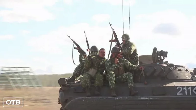 В День танкиста на Урале реконструировали вооруженные конфликты ХХ века