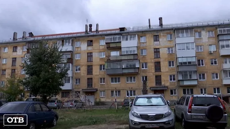 Ручьи по стенам: в сысертской многоэтажке полгода не могут сделать крышу