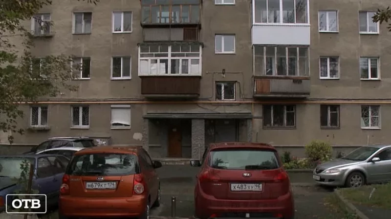 Екатеринбурженка бросает камни с балкона в припаркованные автомобили