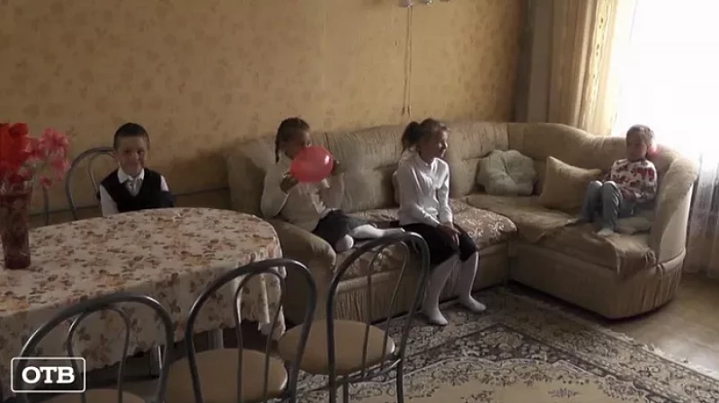 Многодетная семья из Кушвы, оставшаяся без жилья из-за пожара, отметила новоселье