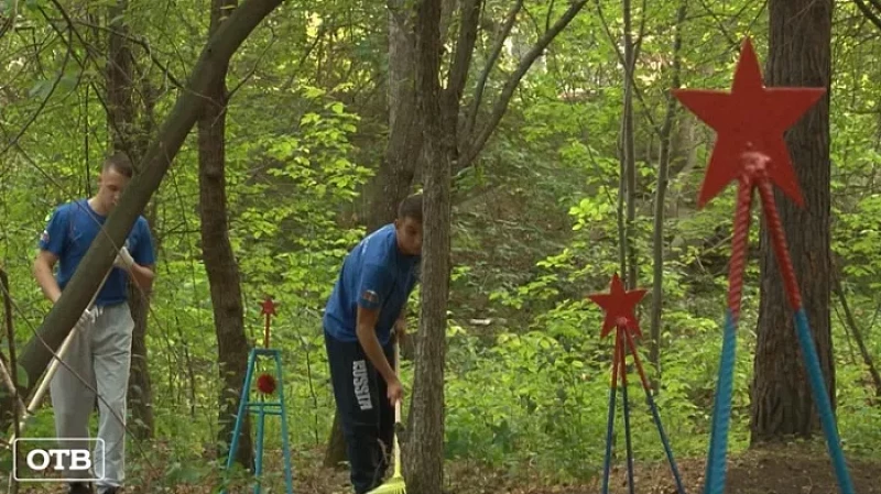 Волонтеры устроили субботник на заброшенном кладбище времен Великой Отечественной