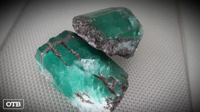 В поселке Малышева на Мариинском прииске добыли два новых коллекционных изумруда