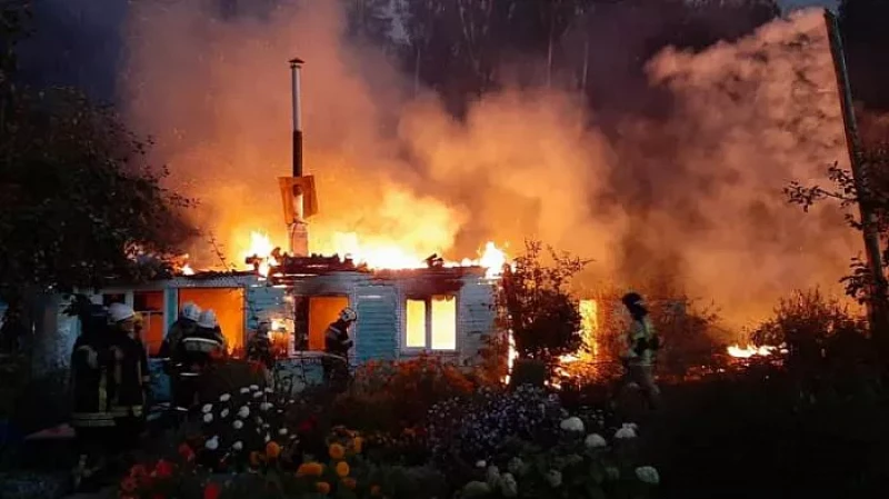 Спасатели три часа боролись с огнем в СНТ «Энергостроитель»