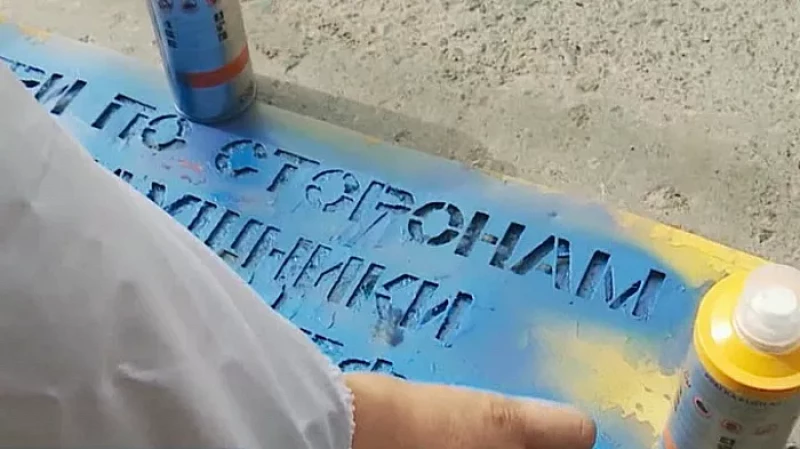 Общественники нанесли на асфальт дополнительные предупреждающие знаки для пешеходов