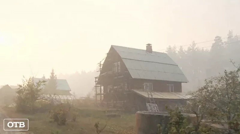 В Свердловской области из-за крупного лесного пожара люди покидают сады и базы отдыха