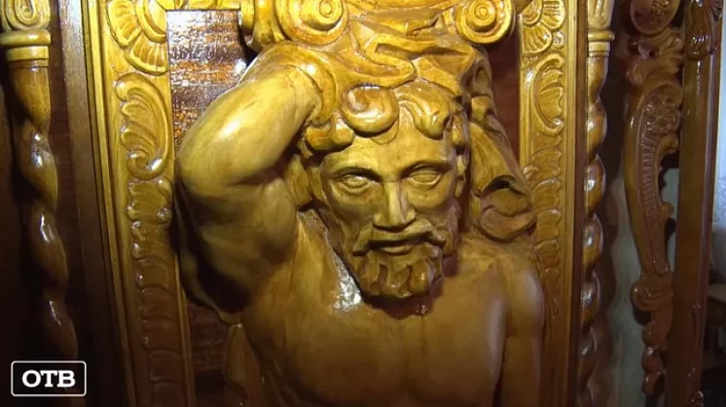 Житель Алапаевска создает резную мебель