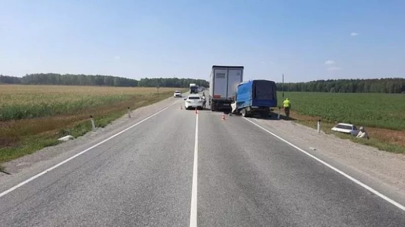 Под Богдановичем грузовая «Газель» залетела под КамАЗ