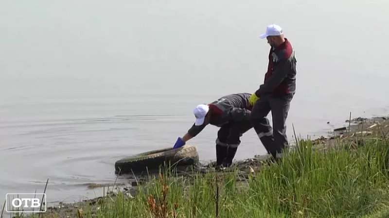 Волонтеры очистили от мусора прибрежную полосу реки Глубокой и пляж в Ревде