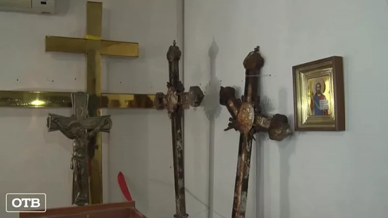 В Верхней Сысерти в ходе реставрации храма обнаружили старинные кресты