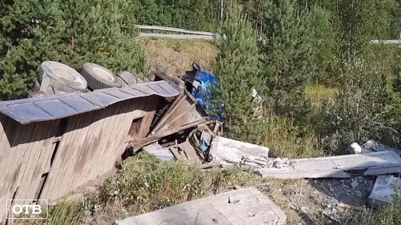 В Невьянске манипулятор придавил водителя, который вылетел через лобовое стекло