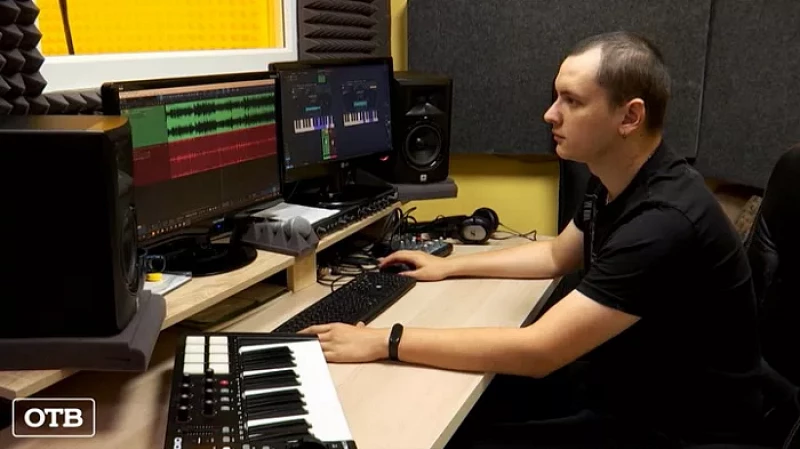 «Мама, я не зигую»: Стас Костюшкин обвинил певицу Монеточку в плагиате