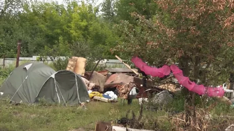 Многодетная семья из Каменска-Уральского ютится в палатке на пепелище собственного дома