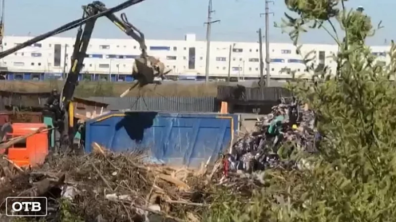 Экологи обнаружили возле ЕКАД гору строительного мусора