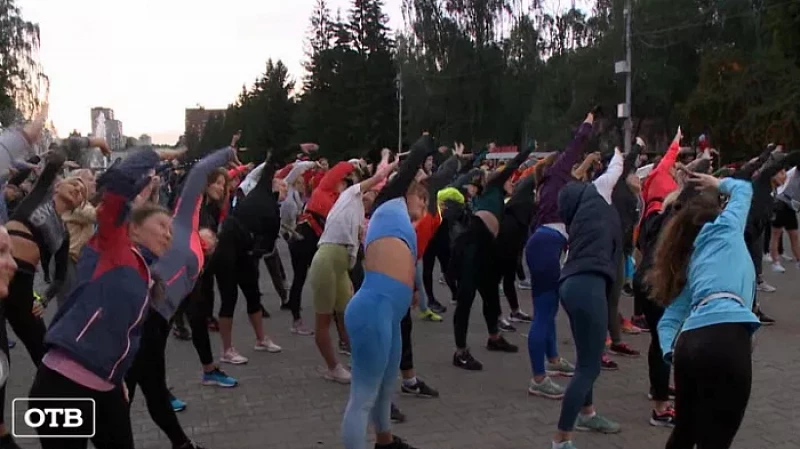 Больше 300 жительниц Екатеринбурга приняли участие в вечернем забеге