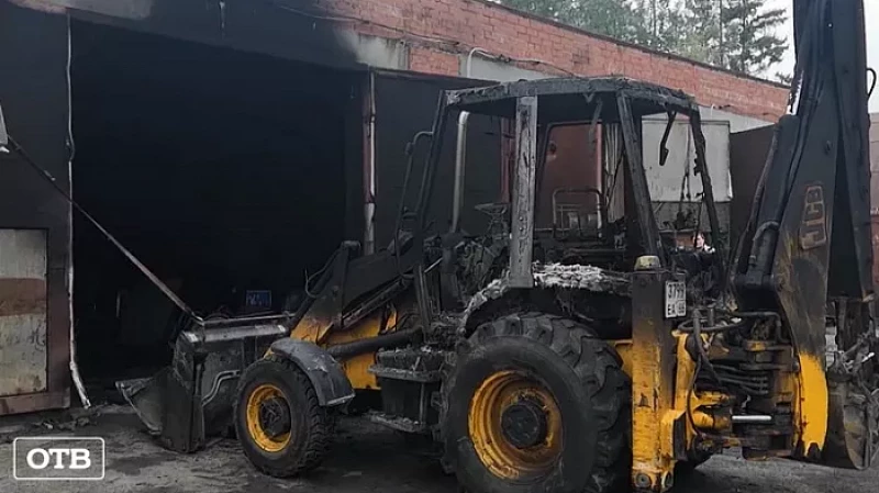 Ночью в Ревде на территории гаражных боксов сгорели шесть машин