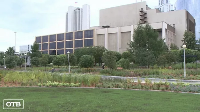 В Екатеринбурге на набережной Городского пруда открыли сад многолетних трав