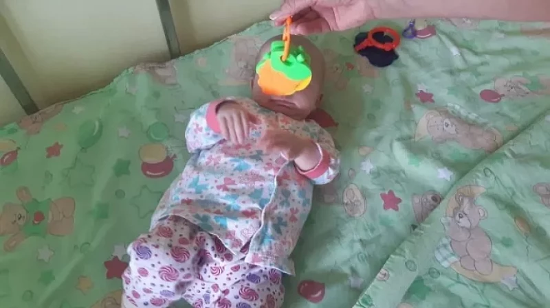 Годовалую Полину, которую мать держала в шкафу, передали родственникам