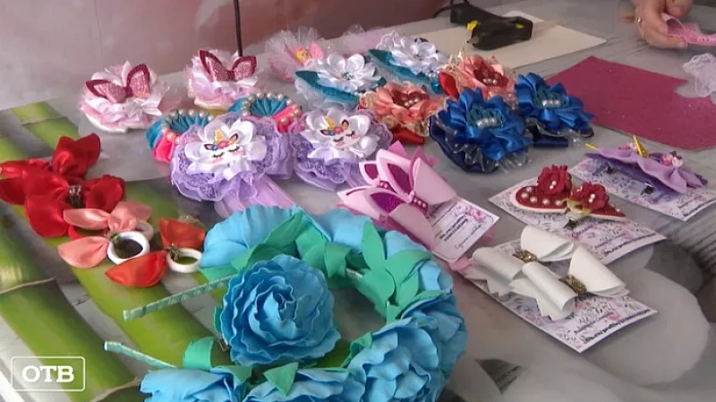 Фельдшер из Алапаевска Анастасия Семенова дарит маленьким пациентам украшения, сделанные собственными руками