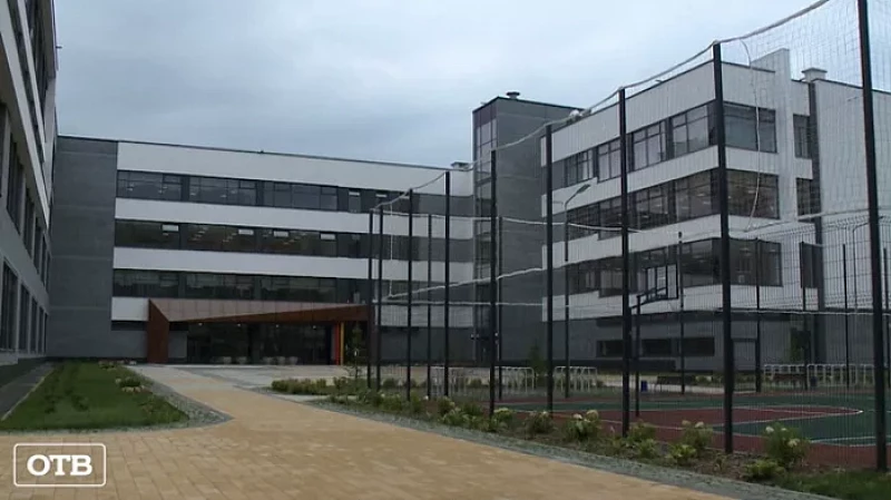 Евгений Куйвашев сравнил новую школу в Екатеринбурге с современным IT-кластером