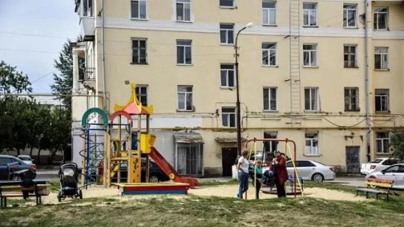 Евгений Куйвашев поддержал предложение жителей Каменска-Уральского о благоустройстве двора писателя Алексина