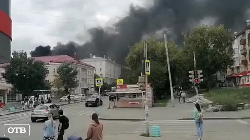 В Екатеринбурге на территории школы № 30 загорелся строительный мусор