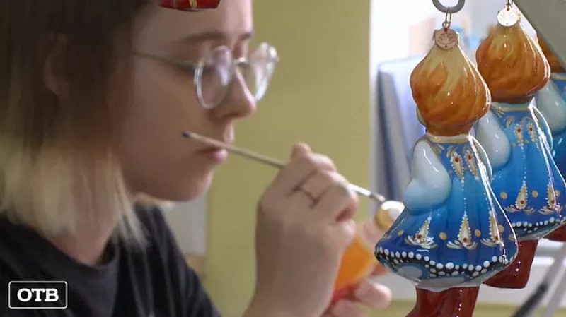 Жительница Берёзовского открыла фабрику по производству елочных игрушек