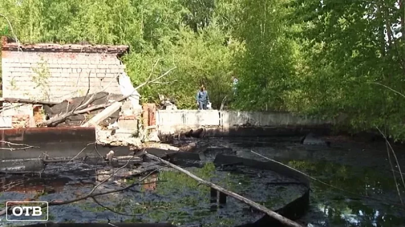 В Горноуральском из проржавевших резервуаров вылились нефтепродукты