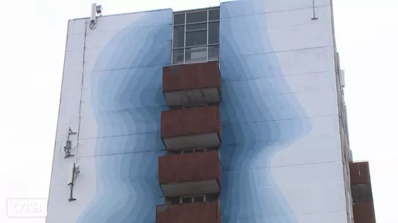 12-этажный тающий ледник: художники расписали здание общежития в Екатеринбурге